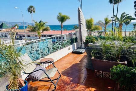 Apartamento en primera linea de playa con parking Nerja Exterior foto