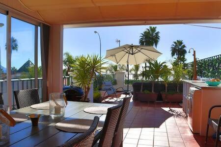 Apartamento en primera linea de playa con parking Nerja Exterior foto