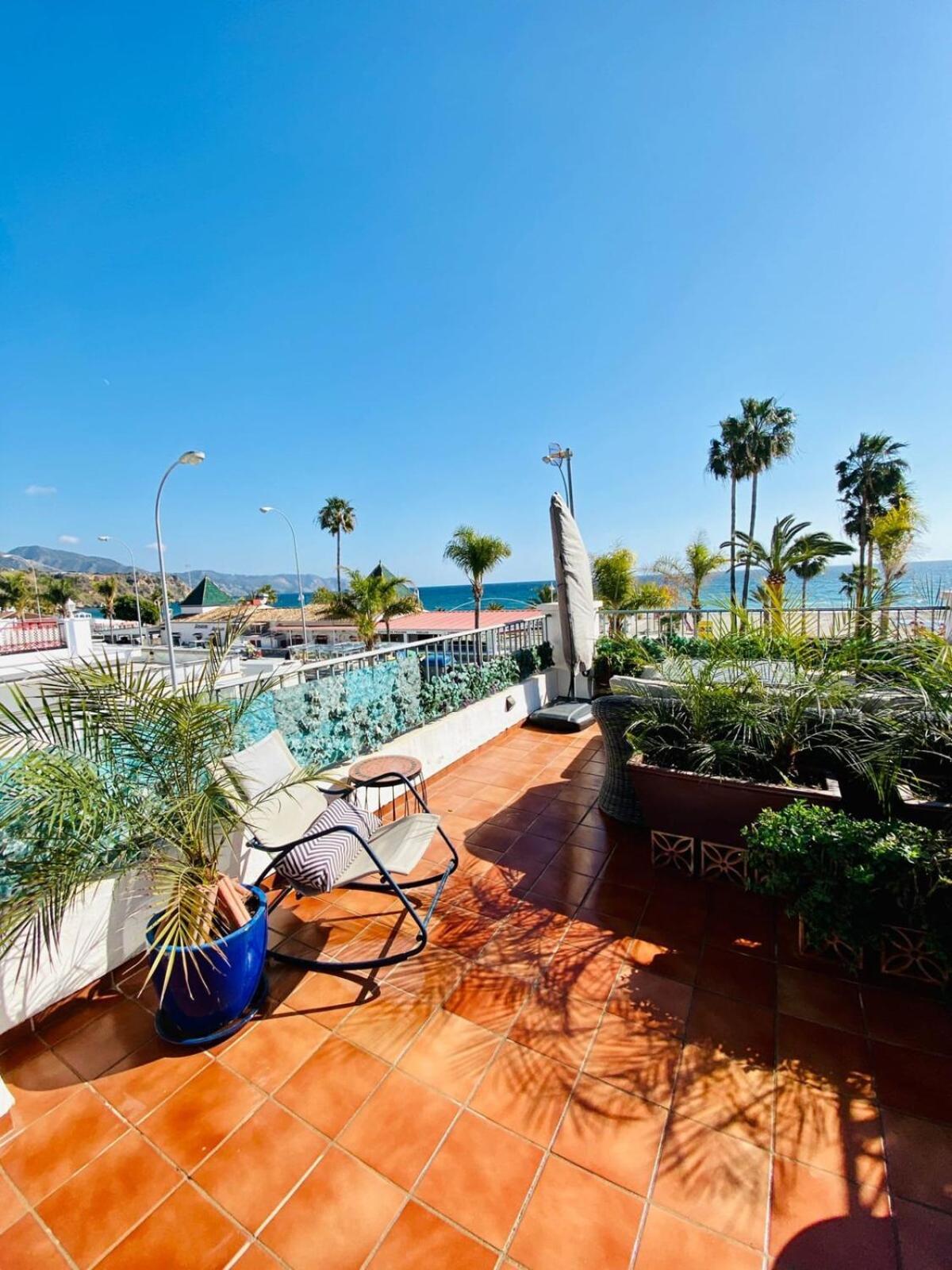 Apartamento en primera linea de playa con parking Nerja Exterior foto