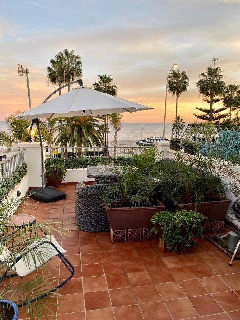 Apartamento en primera linea de playa con parking Nerja Exterior foto
