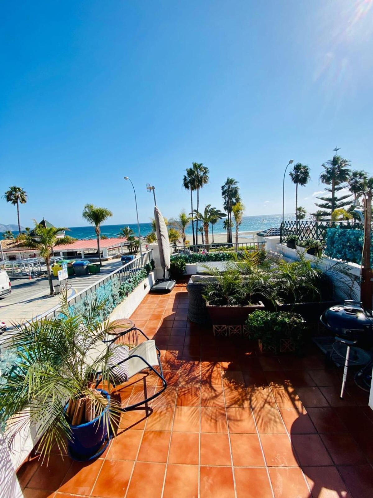 Apartamento en primera linea de playa con parking Nerja Exterior foto